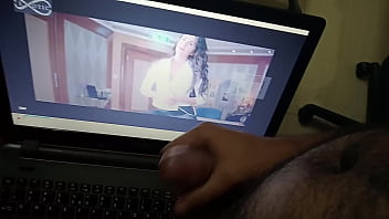 Толстая китаяночка кайфует перед вебкамерой